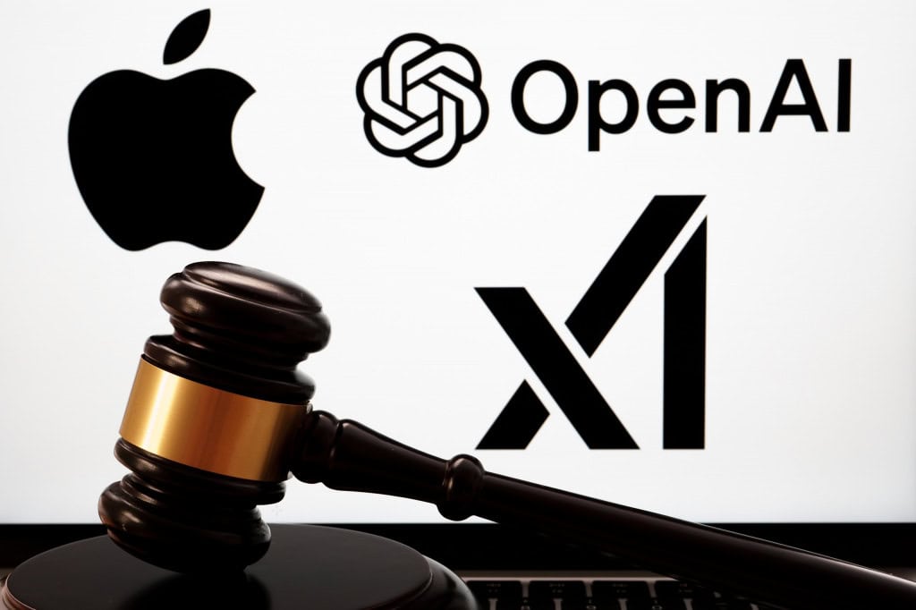 Logos de xAI, OpenAI e Apple juntos ao fundo; à frente, um martelo de juíz