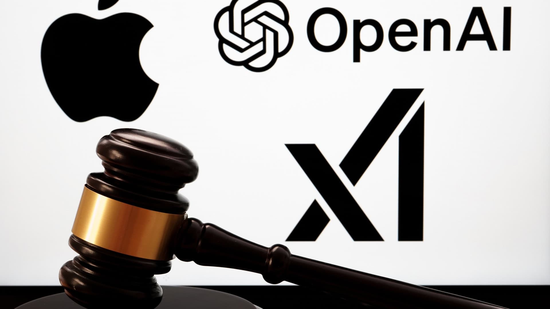 Logos de xAI, OpenAI e Apple juntos ao fundo; à frente, um martelo de juíz