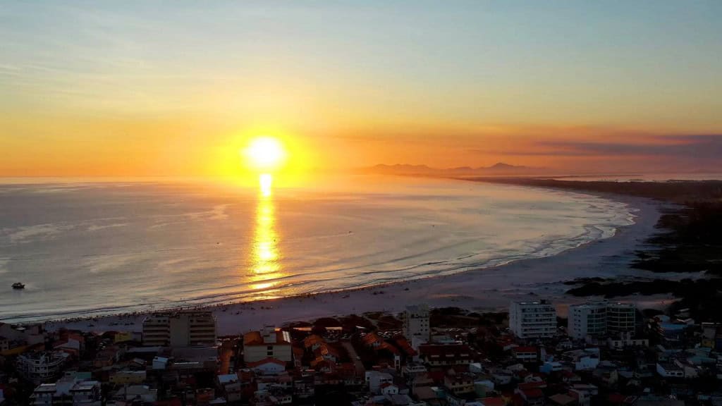 Estudos revelam por que o pôr do sol de Arraial relaxa e melhora o humor