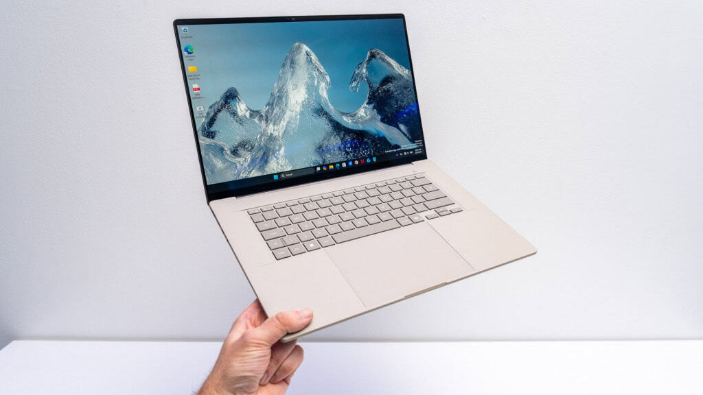 Notebook Asus Zenbook A16