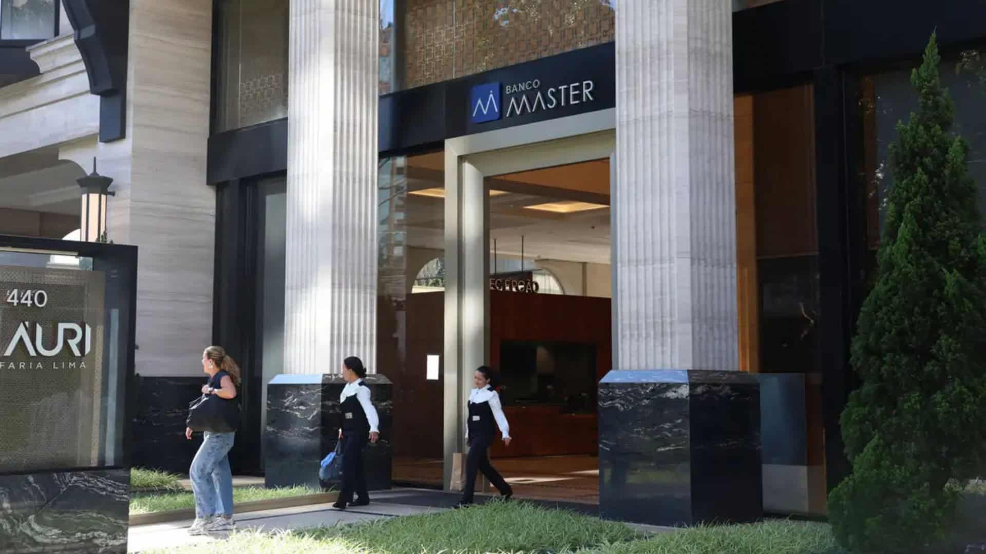 Funcionários saindo do Banco Master