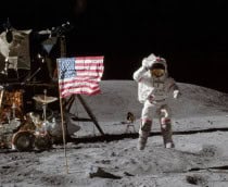 Astronauta pulando e fazendo saudação militar na Lua durante a missão Apollo 16 da NASA