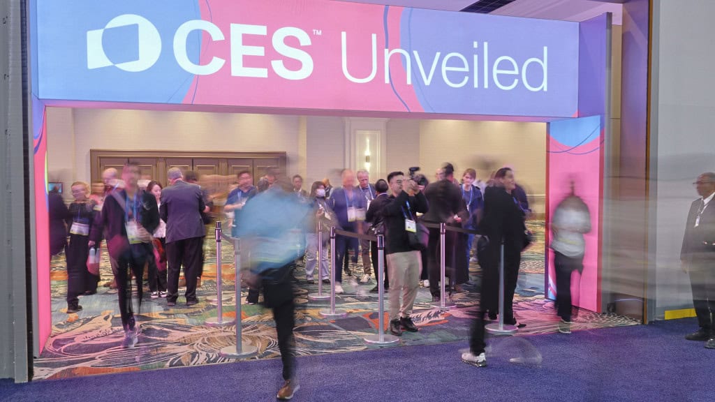 Pessoas andando no primeiro dia da CES 2026