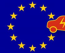 Ilustração de pessoa segurando miniatura de carro elétrico em cima de bandeira da União Europeia