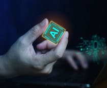 Montagem de homem segurando chip de IA