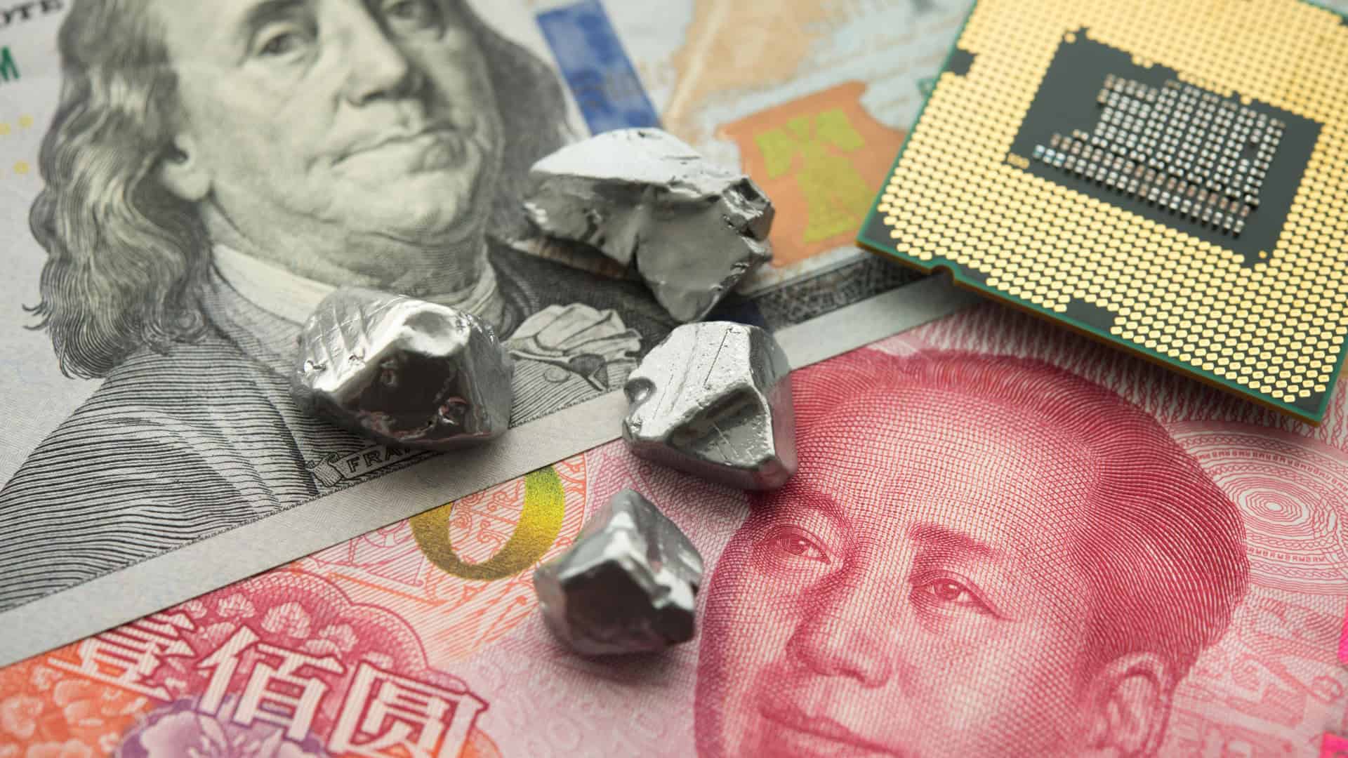 Notas de dinheiro dos Estados Unidos e da China embaixo de chip