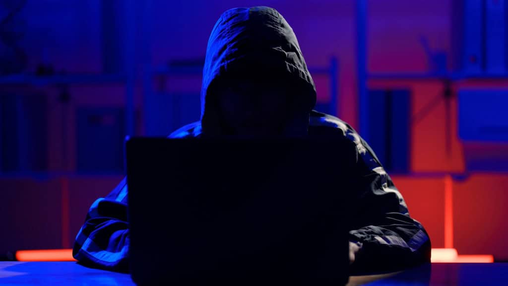 Foto de silhueta de hacker encapuzado