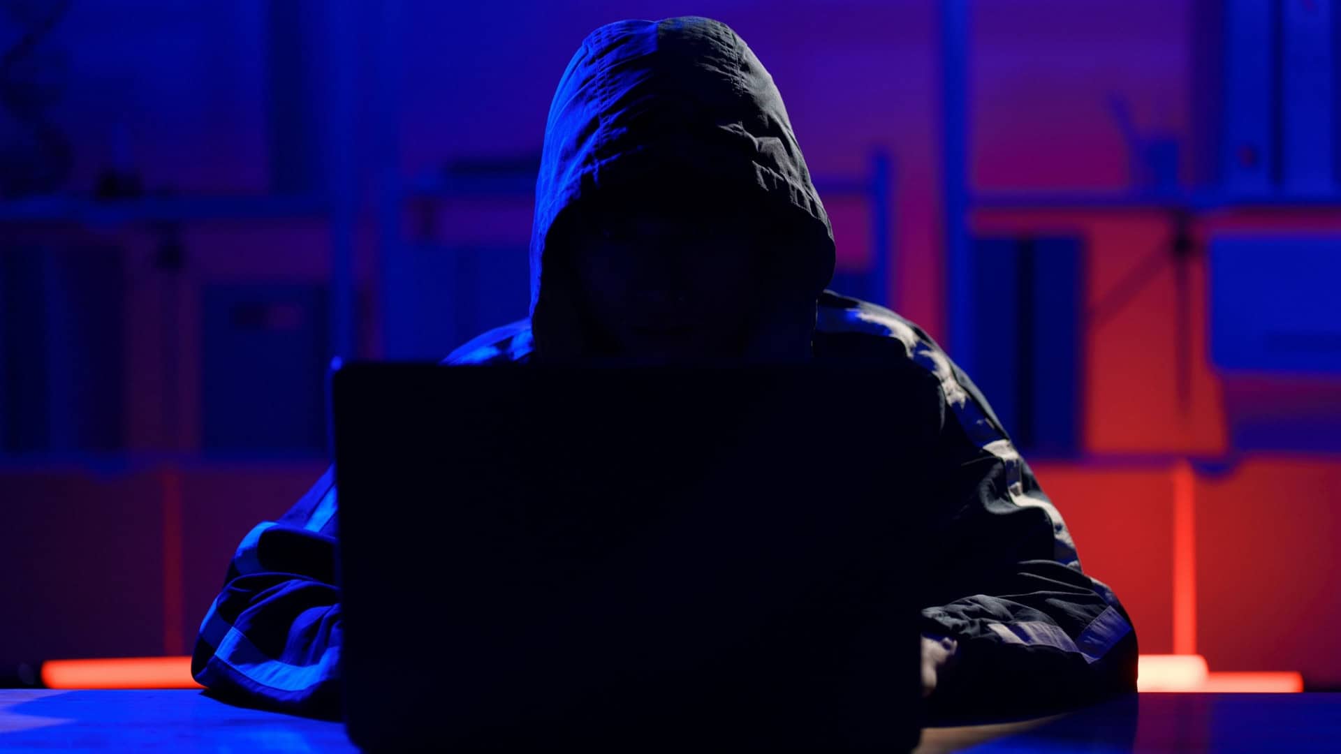 Foto de silhueta de hacker encapuzado