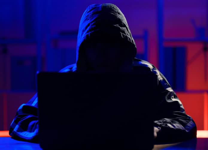 Foto de silhueta de hacker encapuzado