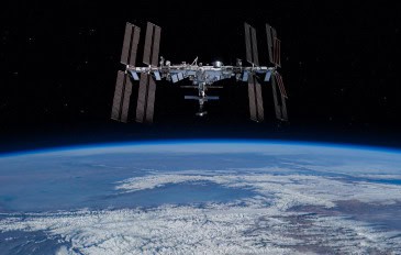 Estação Espacial Internacional (ISS) voando sobre a Terra