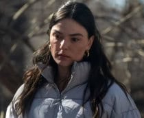 Atriz Isis Valverde em cena de Código Alarum, filme que rendeu indicações ao Framboesa de Ouro de 2026