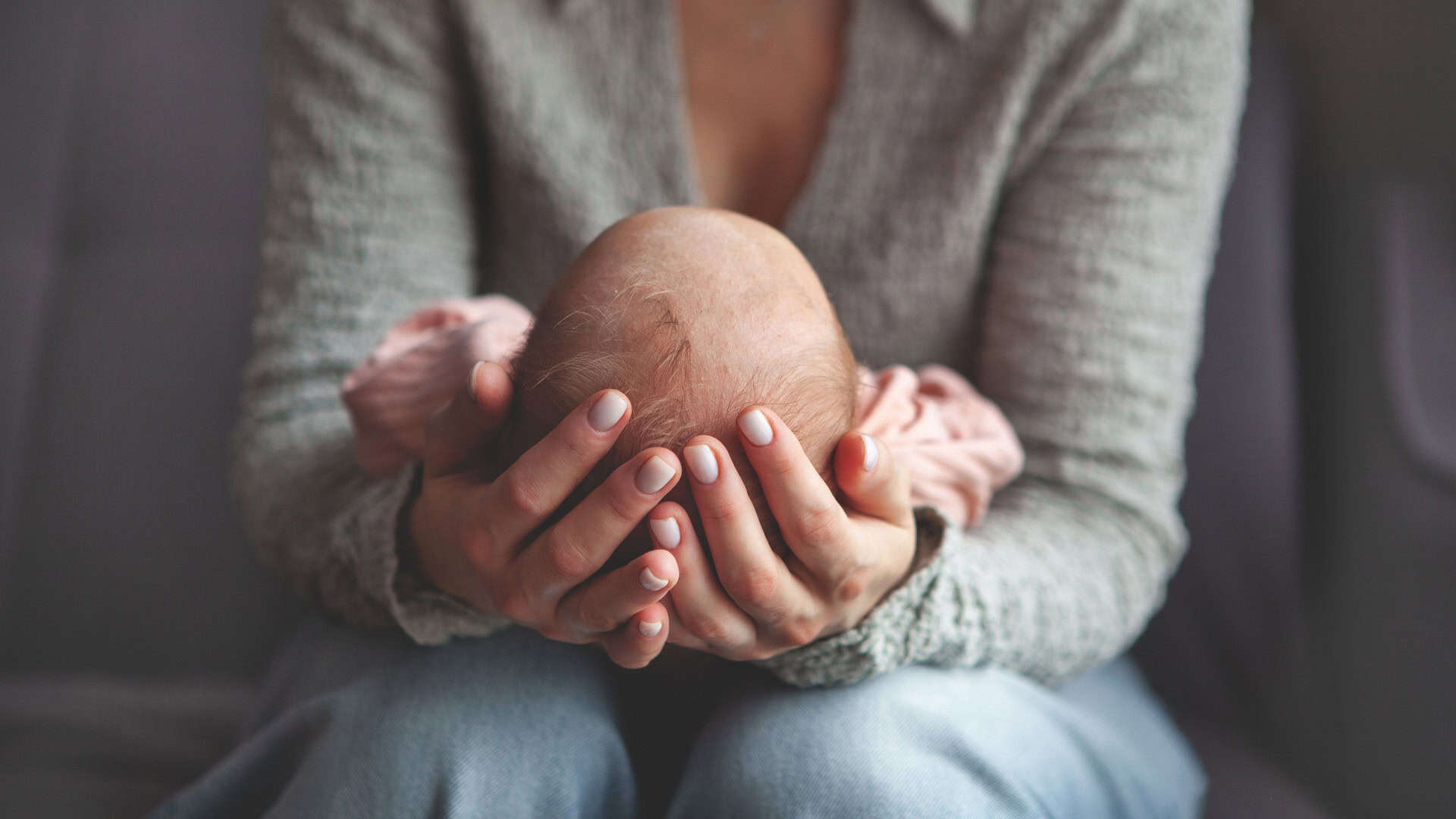 Mulher segurando bebê no colo