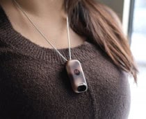 Mulher usando Project Maxwell, da Motorola, em colar