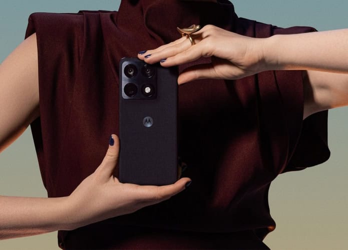 Mulher elegante segurando o celular Motorola Signature