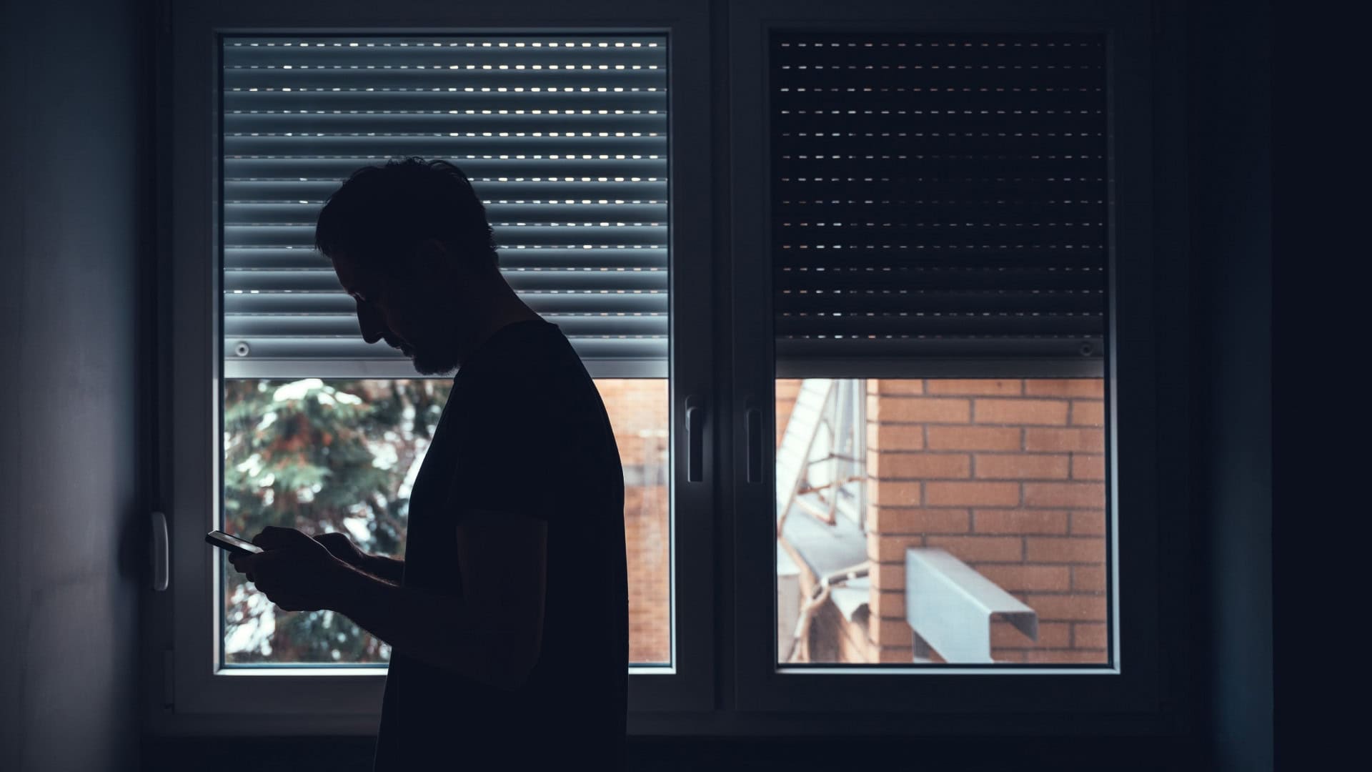 Silhueta de homem em apartamento