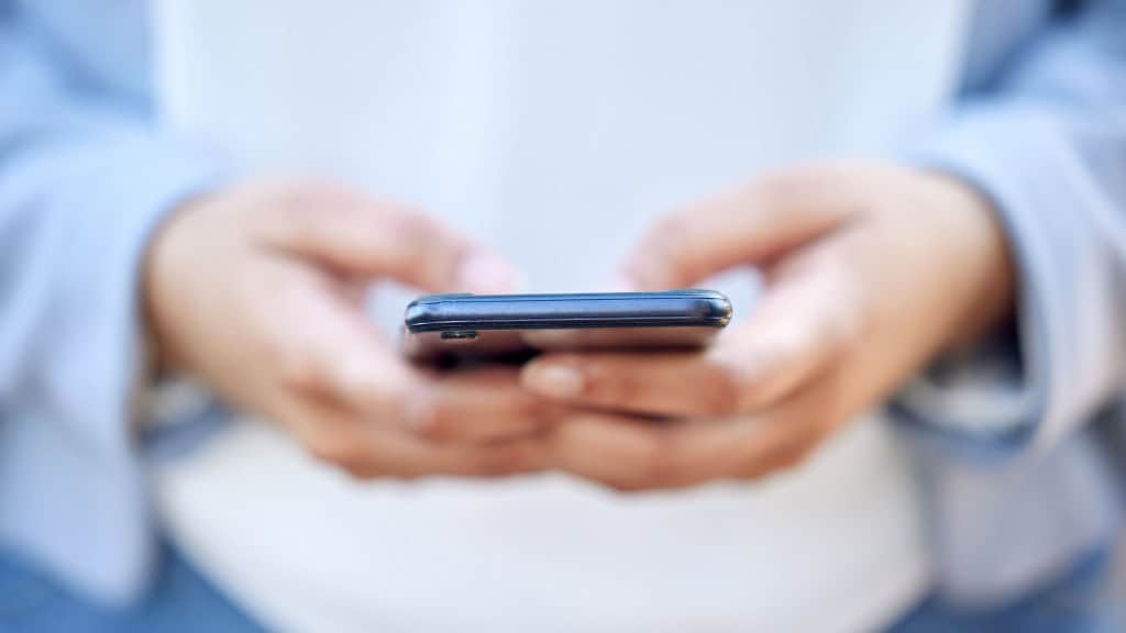 Pessoa usando celular
