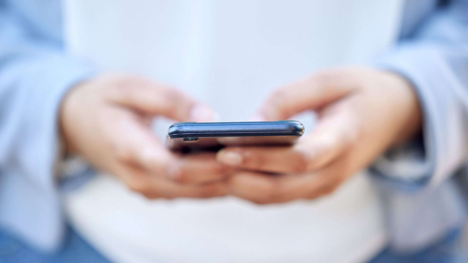 Pessoa usando celular