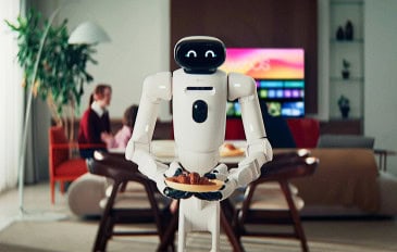 Robô humanoide CLOiD, da LG, segurando pratinho com comida numa sala de estar