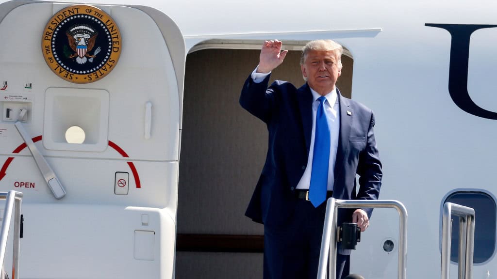 Donald Trump acenando na porta do avião Air Force One