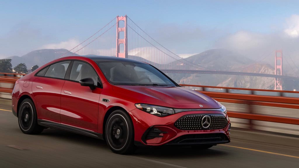 Ilustração de Mercedes-Benz CLA, que tem sistema da Nvidia, andando em rua de São Francisco, nos Estados Unidos