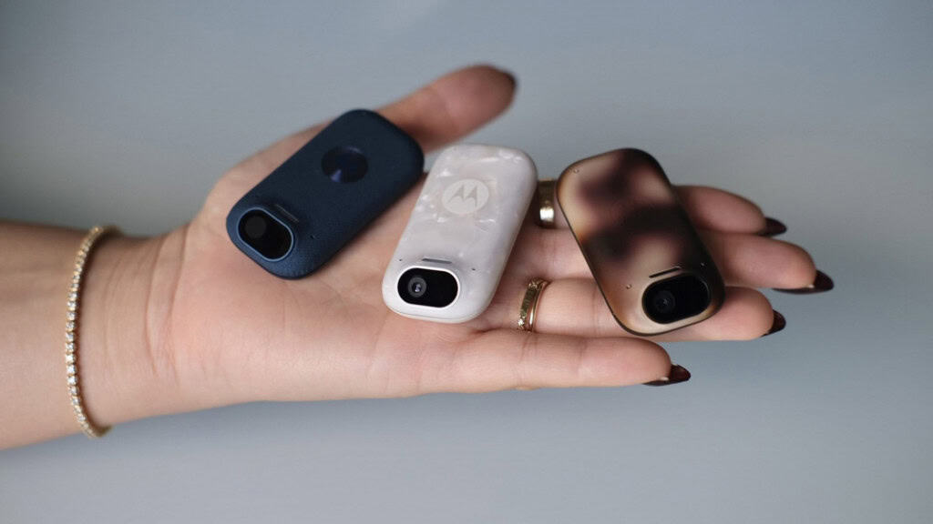 Mulher com três modelos do Project Maxwell, da Motorola, na palma da mão