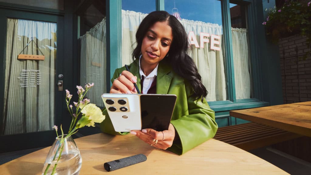 Mulher usando Motorola Razr Fold com caneta