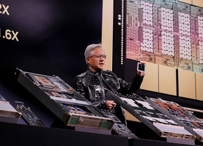 CEO da Nvidia, Jensen Huang, segurando chip durante keynote na CES 2026
