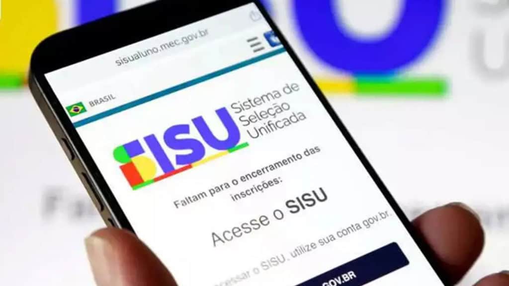 Pessoa segurando celular com página do Sisu aberta
