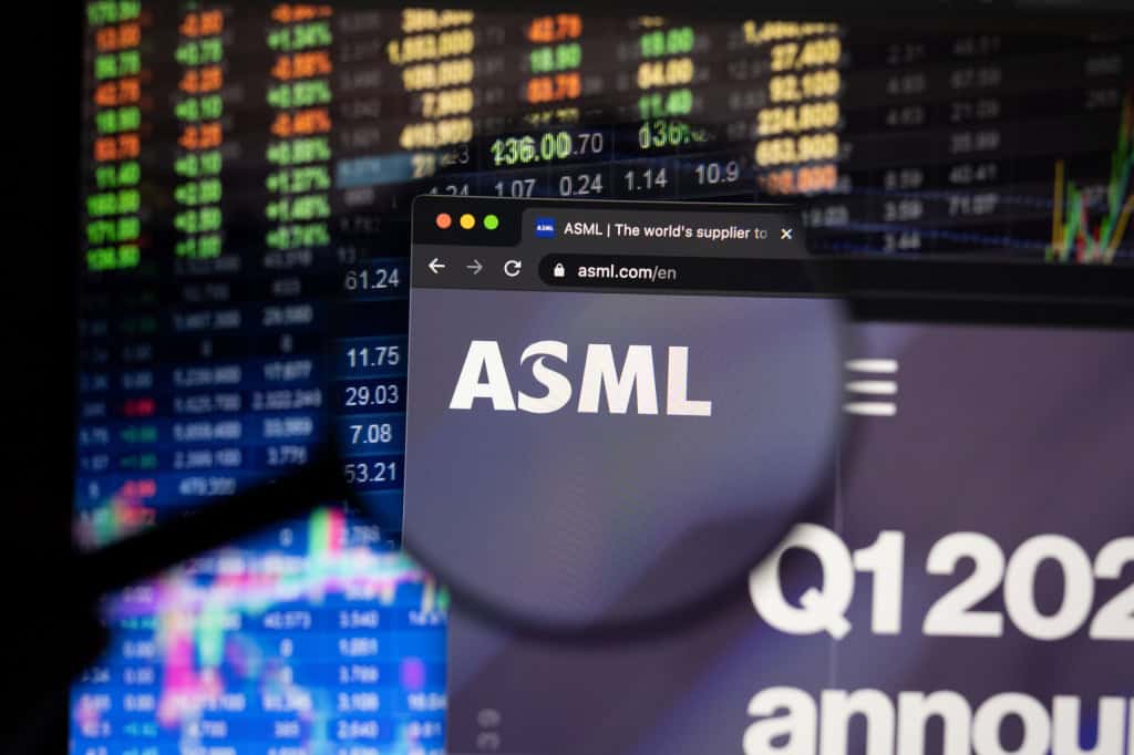Ao fundo, gráficos financeiros; à frente uma lupa ampliando a logo da ASML exibida em uma página web