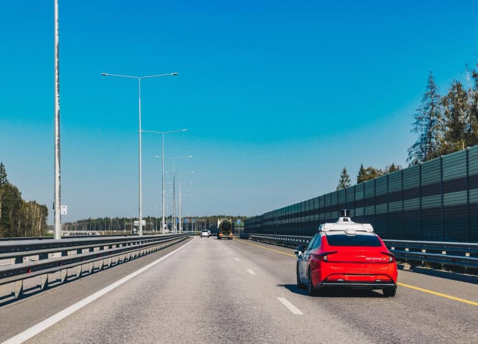 carro autônomo em uma estrada