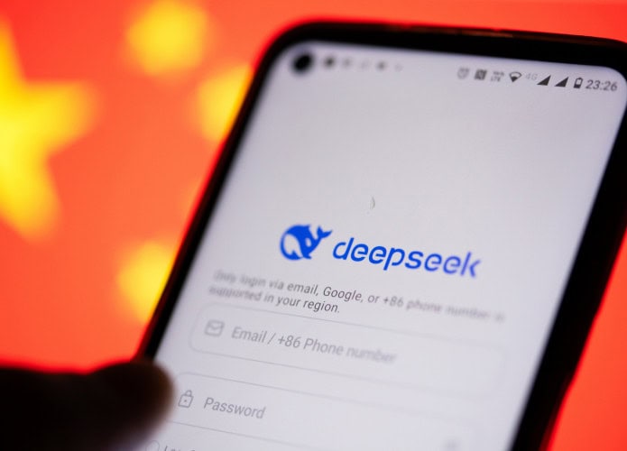 Ao fundo, bandeira da China; à frente, logo da DeepSeek em um smartphone