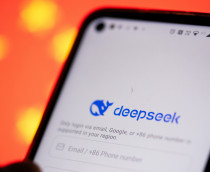 Ao fundo, bandeira da China; à frente, logo da DeepSeek em um smartphone