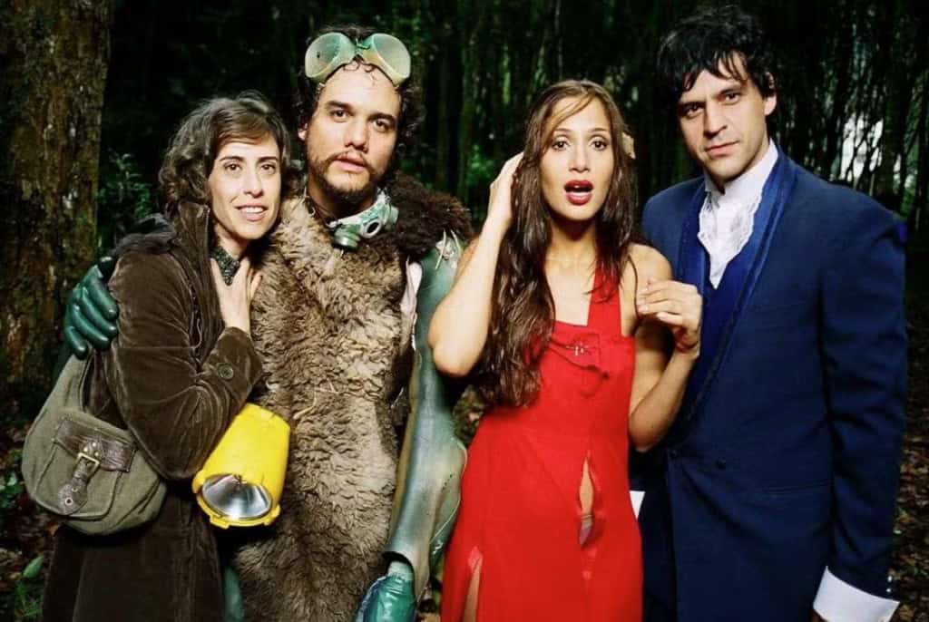 Da esquerda para a direita: Fernanda Torres, Wagner Moura (caracterizado para o filme), Camila Pitanga e Bruno Garcia em cena de "Saneamento Básico, O Filme" (2007)