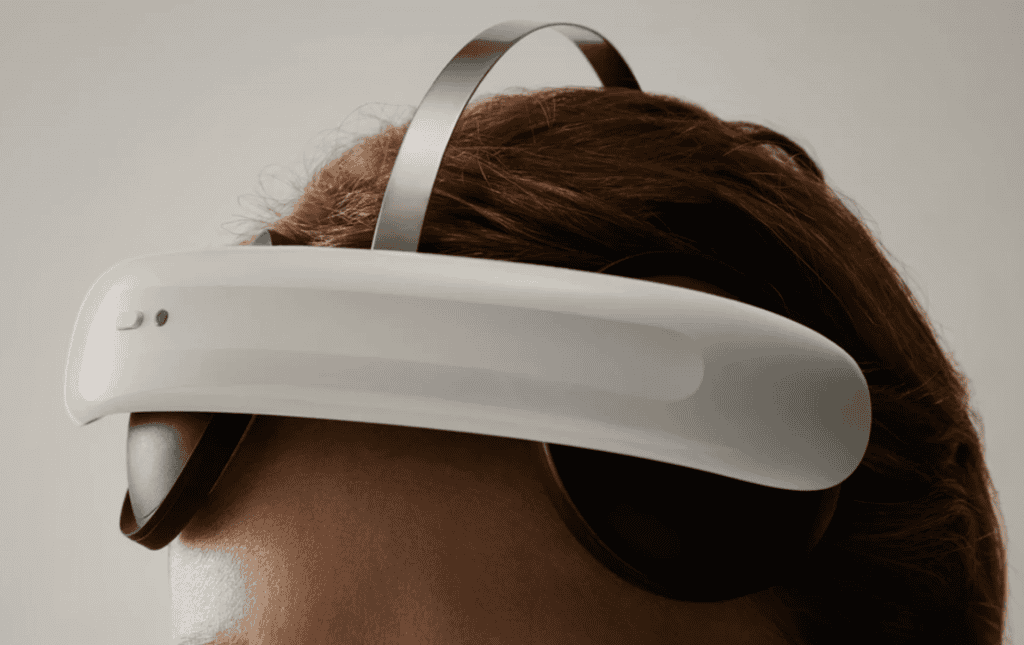 Detalhe do dispostivo na cabeça de uma pessoa