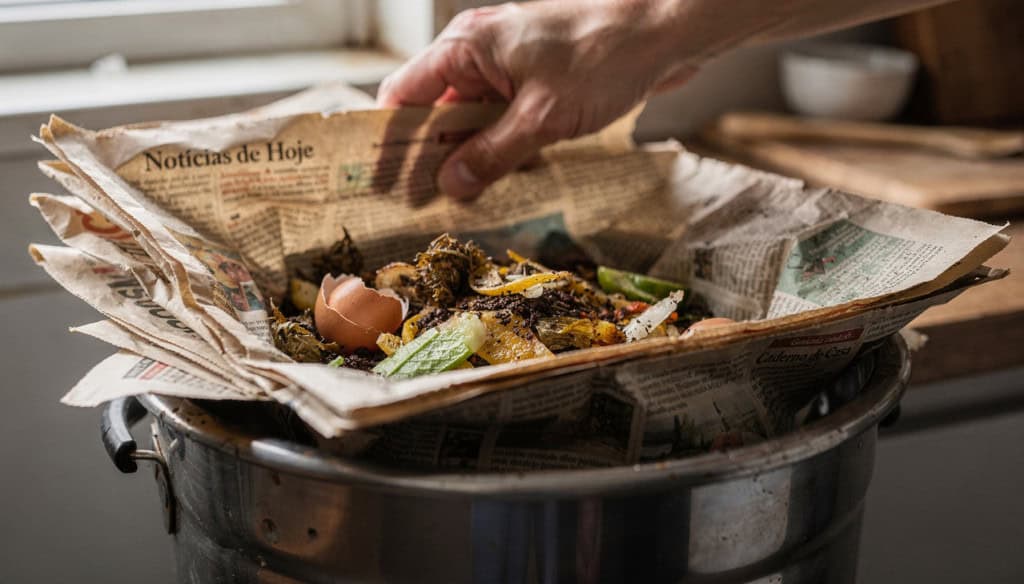 Truque simples com jornal velho muda o cheiro do lixo da cozinha