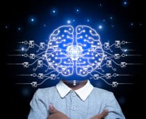 Um homem com os braços cruzados; no lugar da cabeça, há uma ilustração de um cérebro