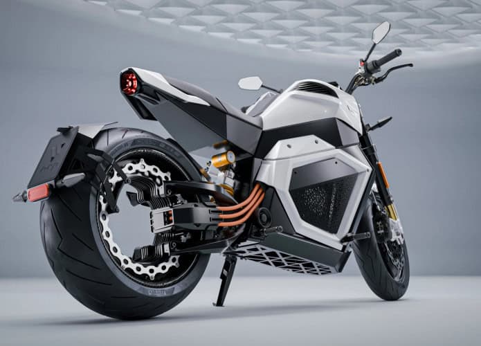 Visão de baixo da traseira da moto elétrica