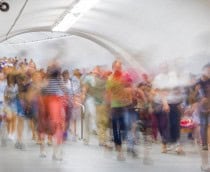 imagem mostra uma multidão caminhando