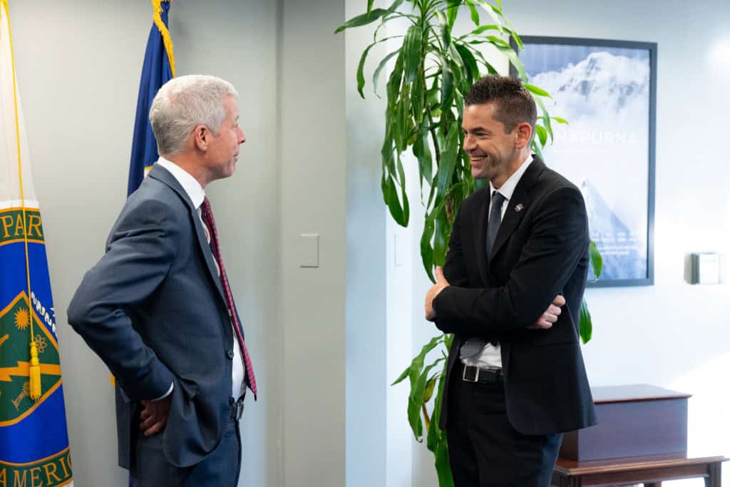 O secretário de Energia dos EUA, Chris Wright (à esquerda), e o administrador da NASA, Jared Isaacman (à direita), se encontram na sede do Departamento de Energia em Washington, em 8 de janeiro de 2026.
Crédito: NASA/John Kraus