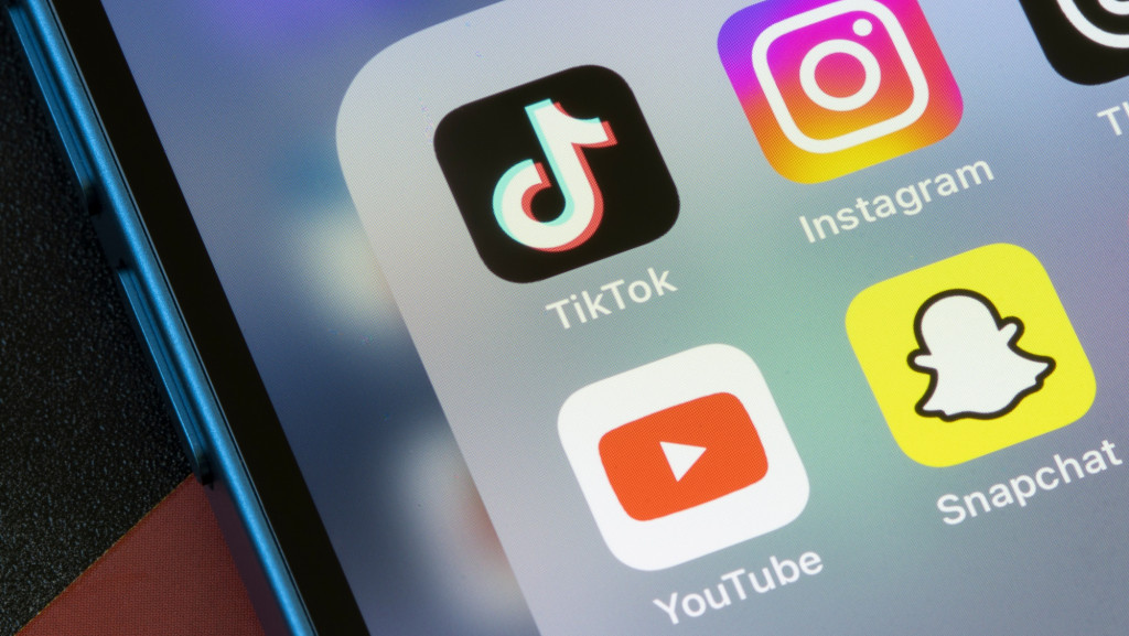 Logos de TikTok, Instagram, YouTube e Snapchat em um smartphone