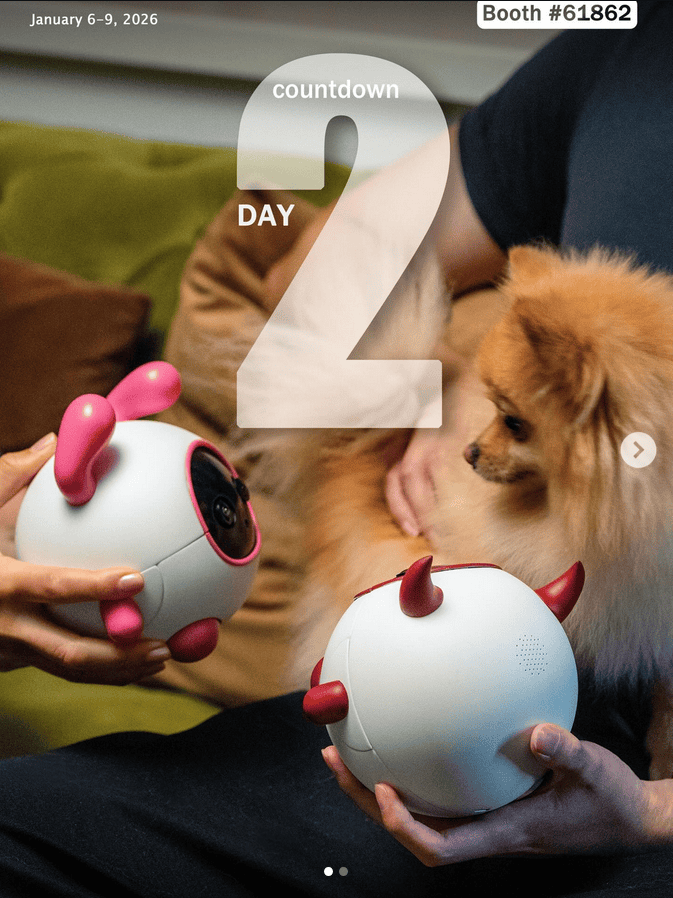 Duas pessoas segurando duas unidades do Vex ao lado de um cachorro