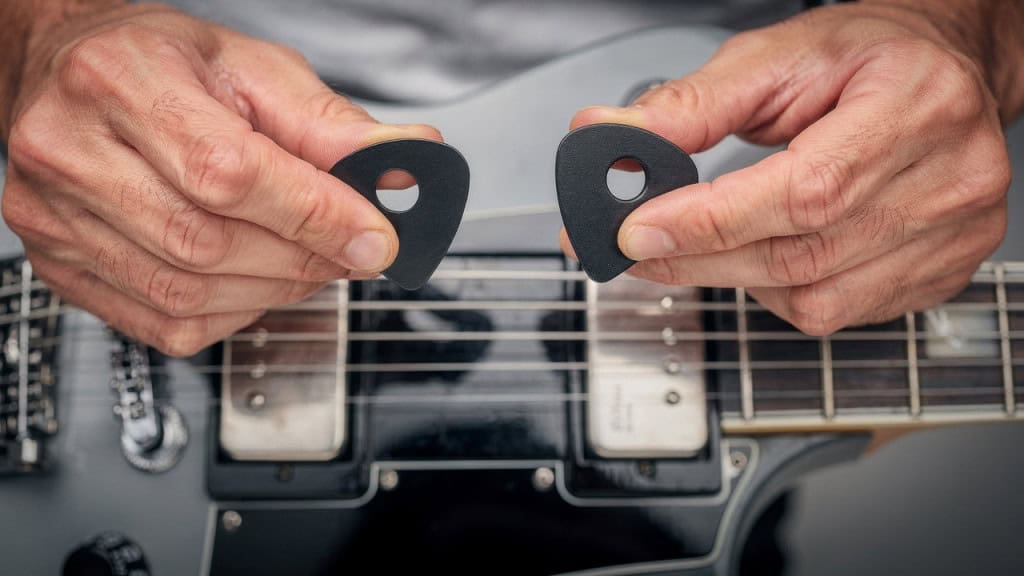 Para que serve o furo nas palhetas de guitarra?