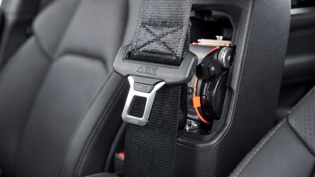 Para que serve o terceiro botão do cinto de segurança?