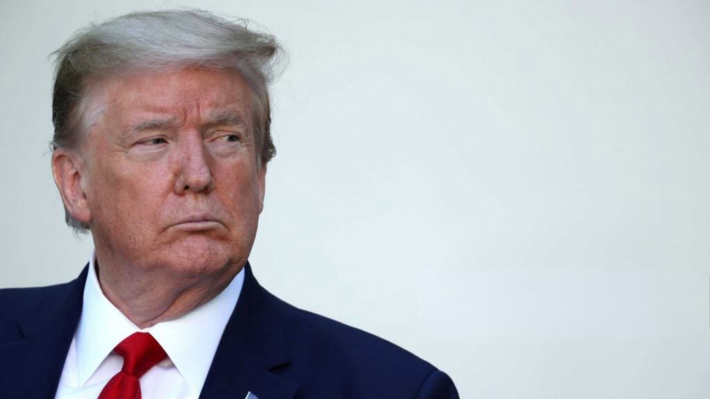 Donald Trump olhando para o lado