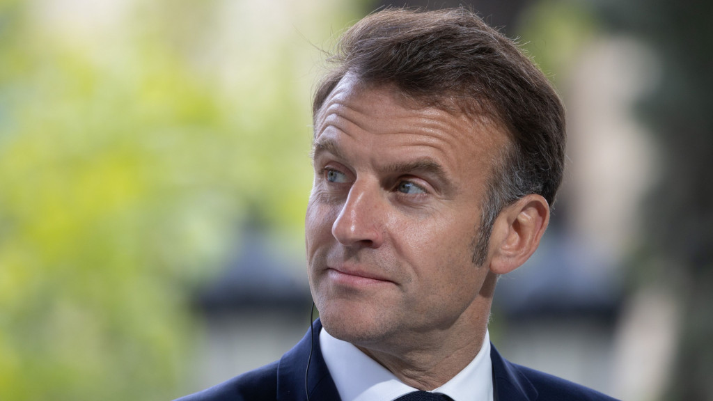 Emmanuel Macron olhando para o lado