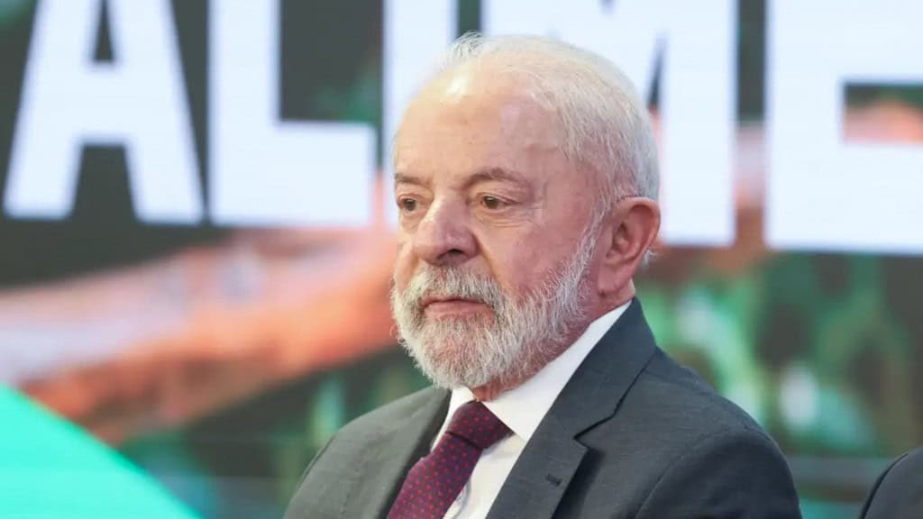 Presidente Lula olhando para algo com expressão séria