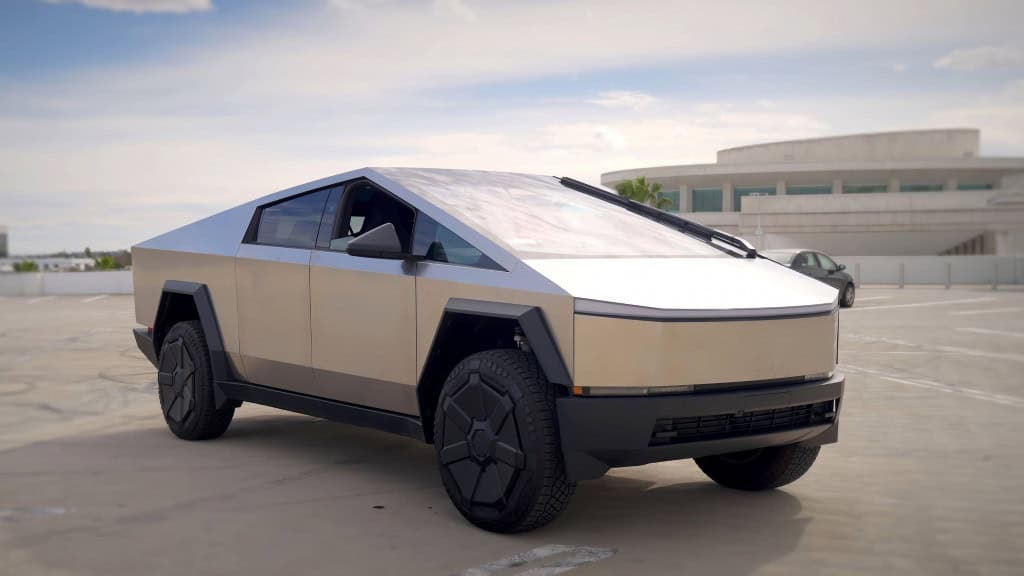 Cybertruck, da Tesla, estacionado em pátio grande e vazio