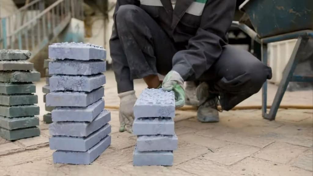O tijolo de plástico que é sete vezes mais forte que o de concreto e ajuda o planeta