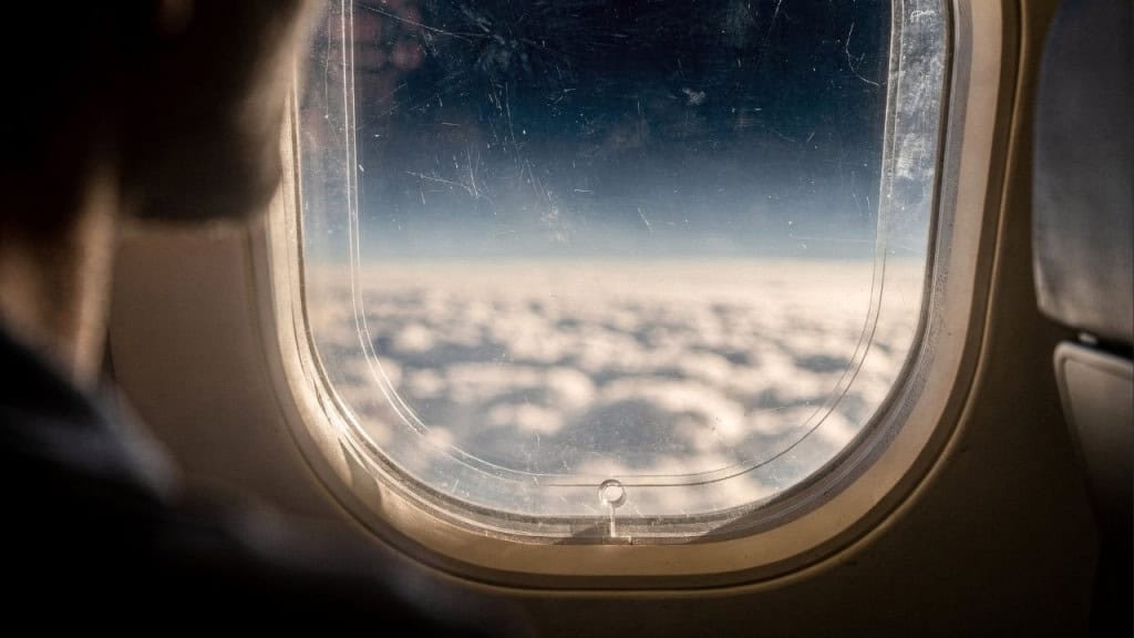 Janela do avião tem detalhe quase invisível que evita estilhaços em altitude