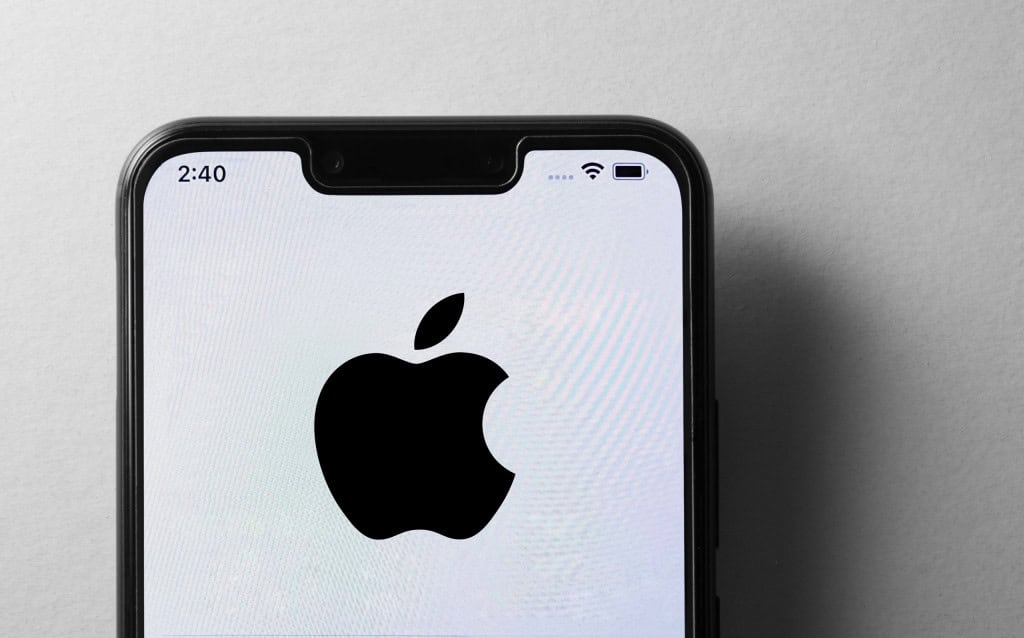 Logo da Apple na tela de um iPhone